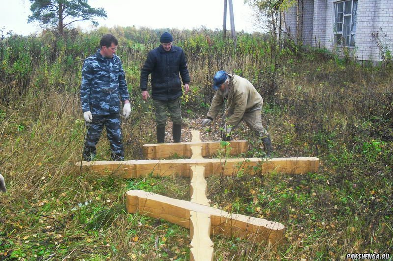 Установка Покаянного Креста жителями деревни. 26 сентября 2012 года